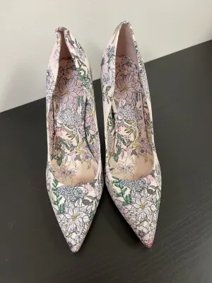 Shoes Heels Stiletto By Guess  Size: 8